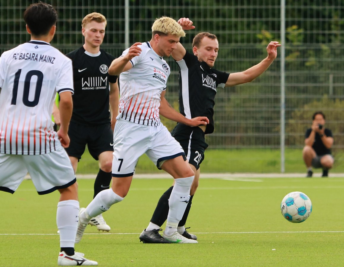 Gianni Auletta (Mitte) war einziger Torschütze beim Derby gegen den VfB Bodenheim (schwarz Trikots v. l. Adrian Ziewers, Nils Schäfer), dies allerdings doppelt. 