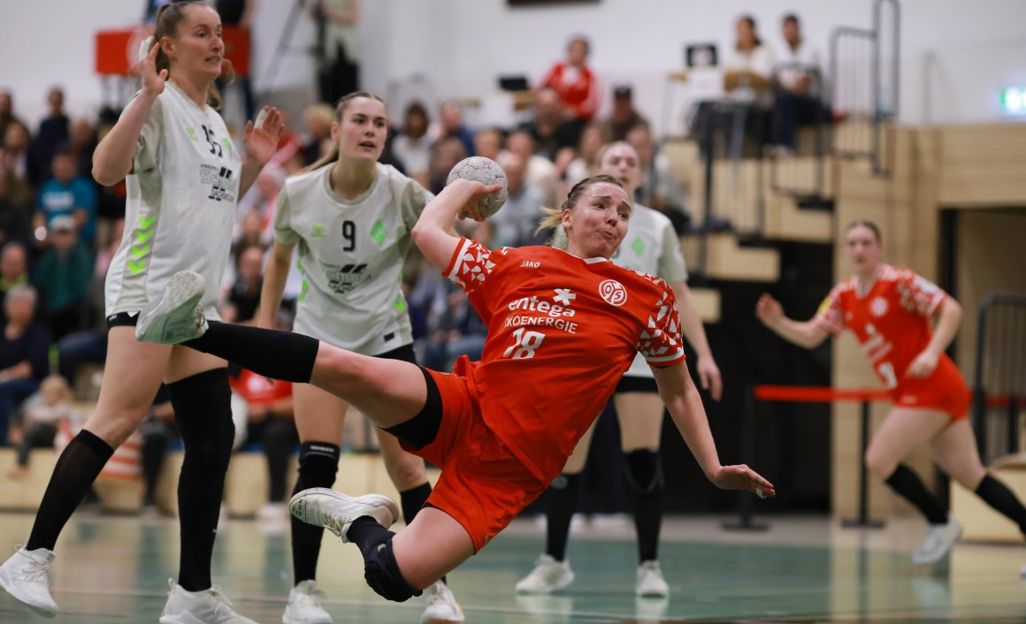 Kreisläuferin Lena Feiniler ist wieder voll bei Kräften und zeigt dies hier eindrucksvoll...