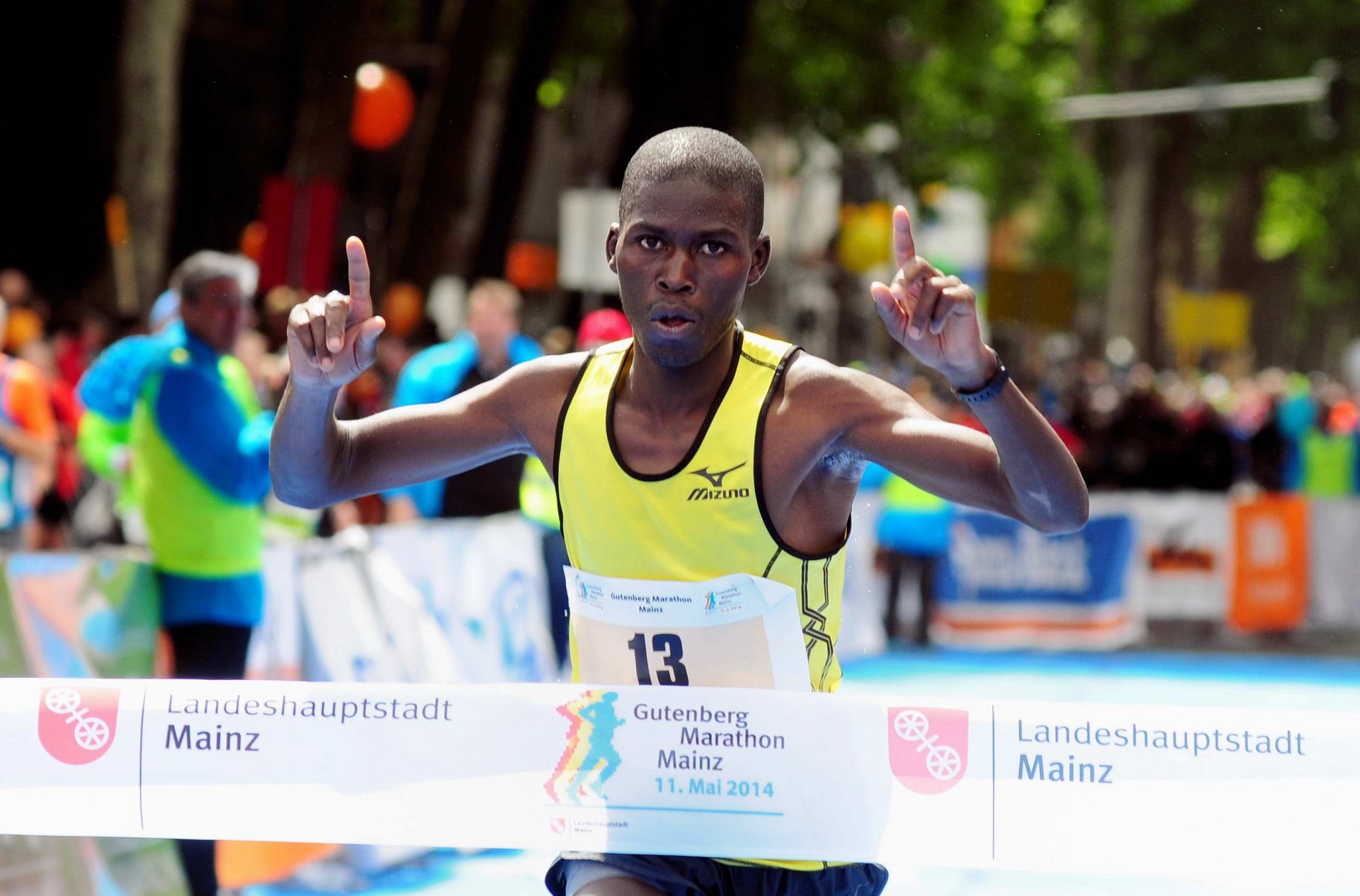 MAI - Lazarus macht doch nicht Schluss: Zwar soll der kurzfristig verpflichtete Kenianer Lazarus Too beim 15. Gutenberg-Marathon als Tempomacher für die Favoriten fungieren und irgendwann aussteigen. Doch dann entscheidet er sich um, läuft das Rennen zu Ende – und gewinnt in 2:12,36 Stunden. Der Streckenrekord fällt nicht, dafür war es zu nass, kalt und windig.