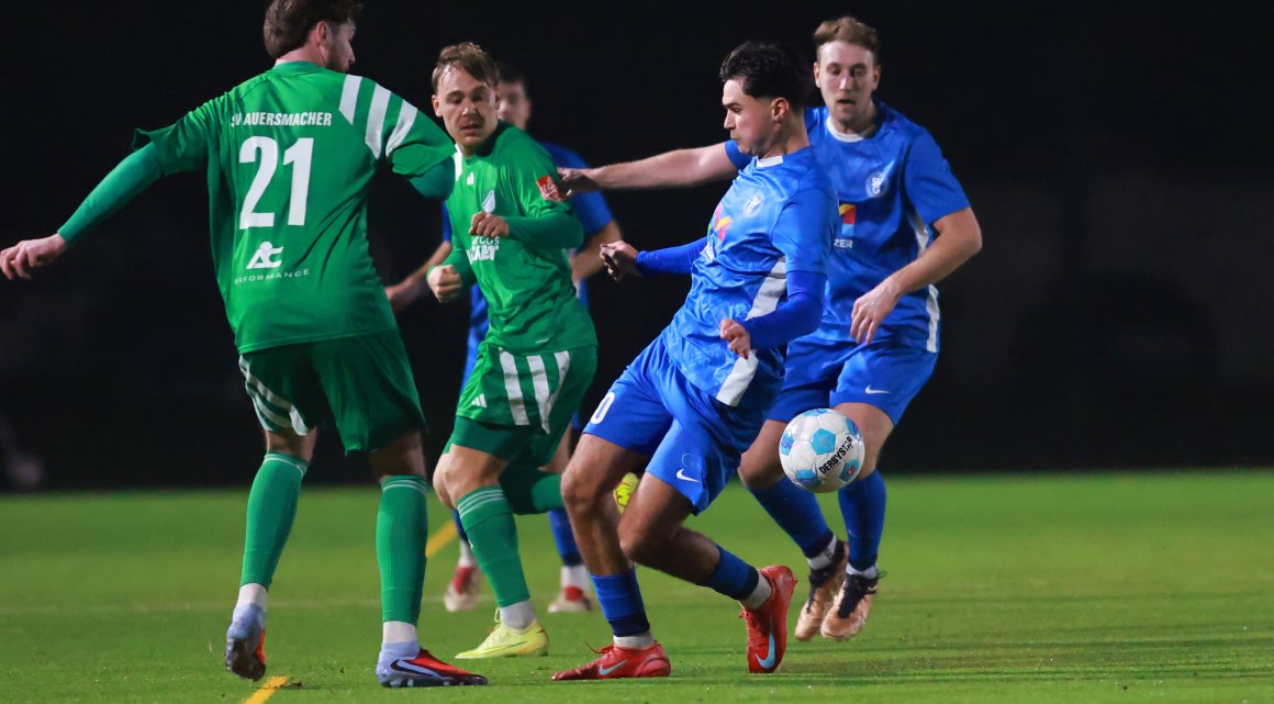 Die Gonsenheimer Defensivspieler wie Christian Jindra und Benjamin Basic (v. r.) konnten einen Großteil ihrer Zeit zur Unterstützung der Angriffsbemühungen des SVG einsetzen, zu verteidigen gab es nur hin und wieder etwas.