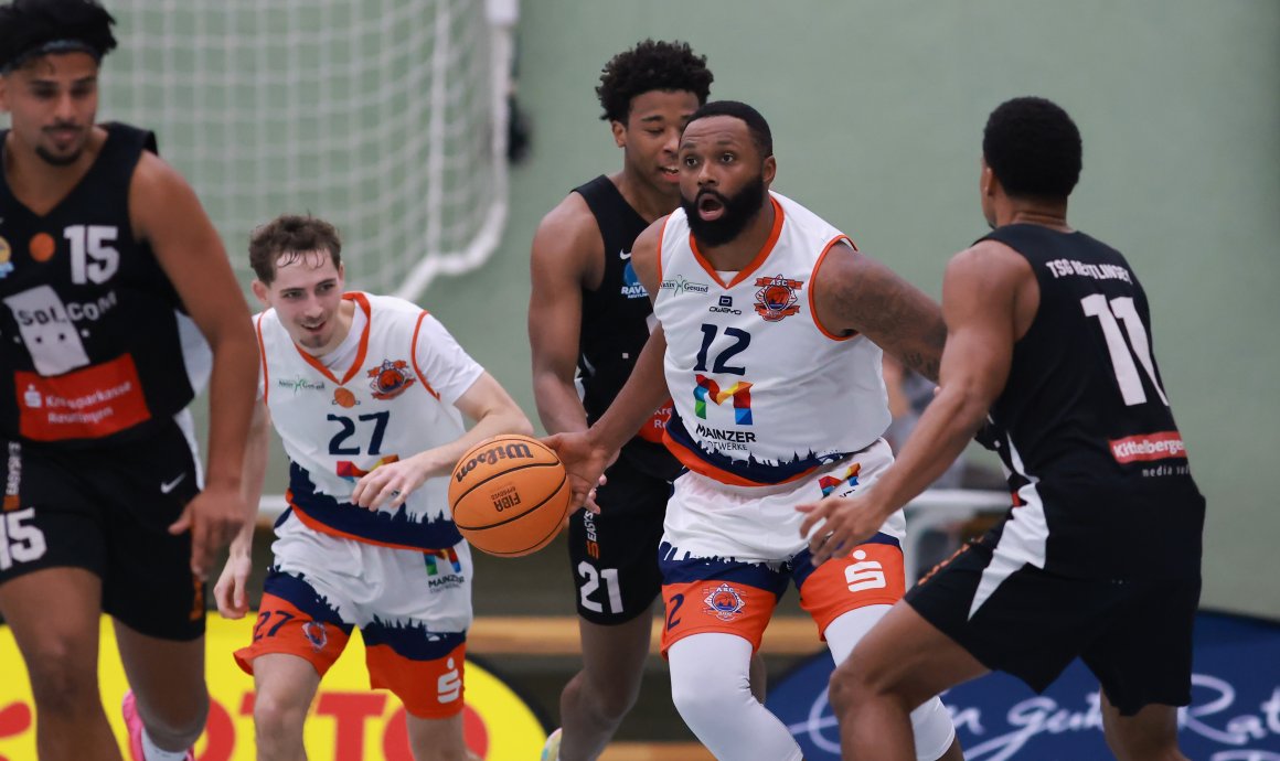 Elijah Allen demonstrierte bei seinem Pflichtspieldebüt für den ASC, dass er auch als Balllverteiler fungieren kann...