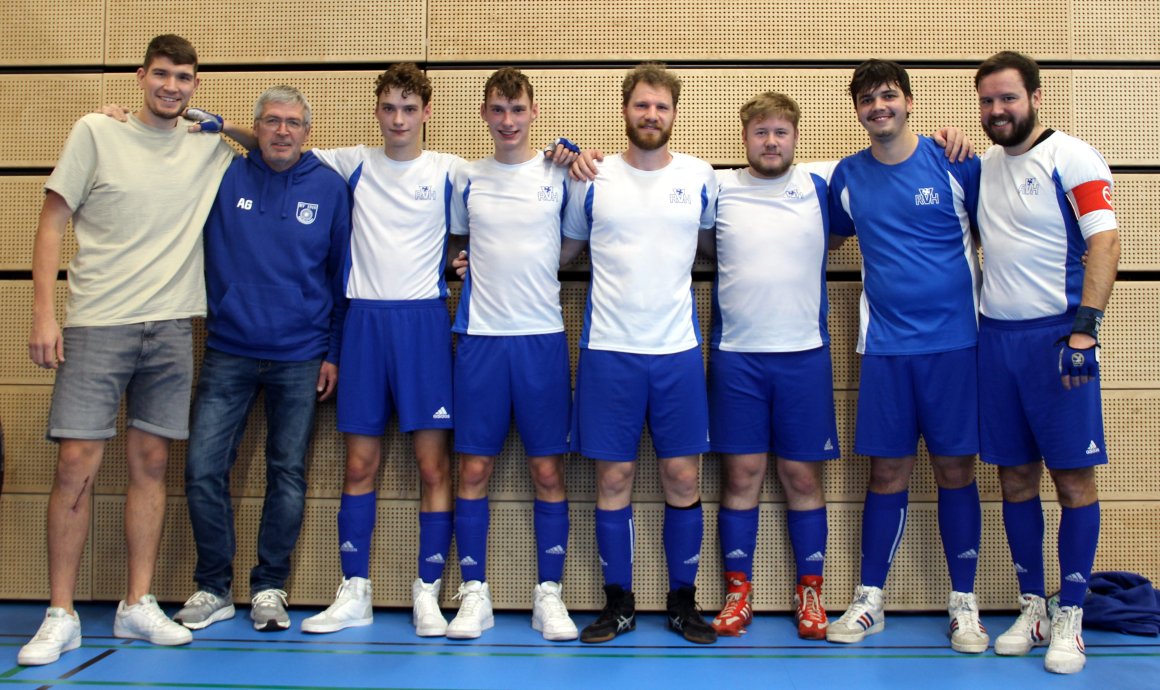 Bleiben erstklassig (v.l.): Jonas Gebhard, Trainer Andreas Gebhard, Vito Torricelli, Paolo Torricelli, Paul Wassermann, Matti Wiener, Tim Beismann, Janis Stenner.