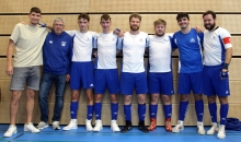 Bleiben erstklassig (v.l.): Jonas Gebhard, Trainer Andreas Gebhard, Vito Torricelli, Paolo Torricelli, Paul Wassermann, Matti Wiener, Tim Beismann, Janis Stenner.