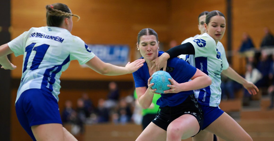 Anna Brunn wird von den Bretzenheimerinnen Katharina Rausch (l.) und Sarah Kohrt am Kreis gestoppt.