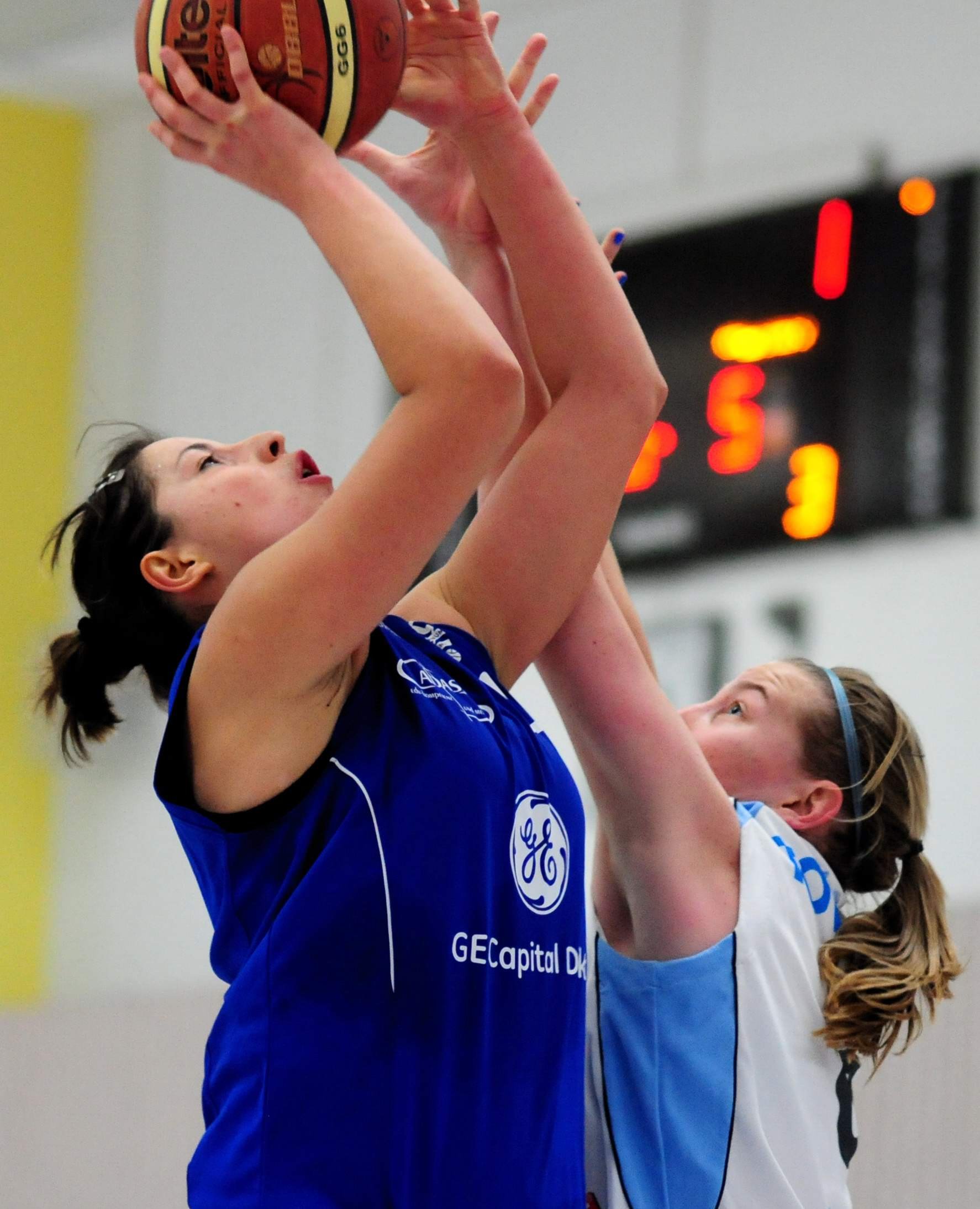 JUNI - Hinter den Zweitliga-Basketballerinnen des ASC Mainz liegt eine sehr durchwachsene Saison – und jetzt fällt der Kader nach und nach auseinander. Zu den Abgängerinnen gehört Gergana Georgieva: Die aus Bulgarien stammende Centerin, inzwischen im Besitz eines deutschen Passes, wechselt zum Erstligisten Friendsfactory Baskets nach Nördlingen. Ebenfalls in die Bundesliga, zum TV Saarlouis, verabschiedet sich wenig später Flügelspielern Sunniva Ferri.