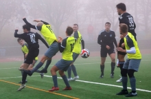 Von  Jonas Bellaaziris Oberschenkel springt der Ball nach Ecke von Jan Kohlbacher zum 1:0 ins Tor.