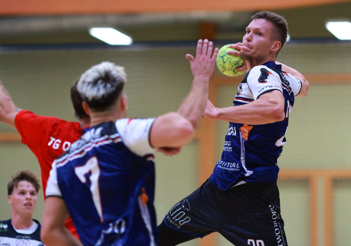 So möchte Trainer Tom Friedemann seinen Rückraumschützen sehen. Henrik Walb entschied sich bei der Niederlage gegen die HSG Eckbachtal nach dem Geschmack des Coaches jedoch zu oft für das Eins-gegen-Eins.