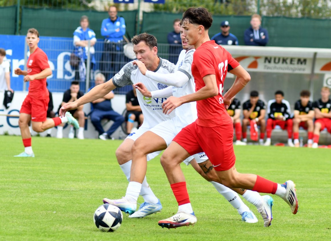 In Alzenau setzte sich der TSV Schott zum Saisonauftakt mit 4:0 durch. Sean Horozovic brachte das Team bei seinem Debüt per Strafstoß in Führung, den er selbst herausgeholt hatte.
