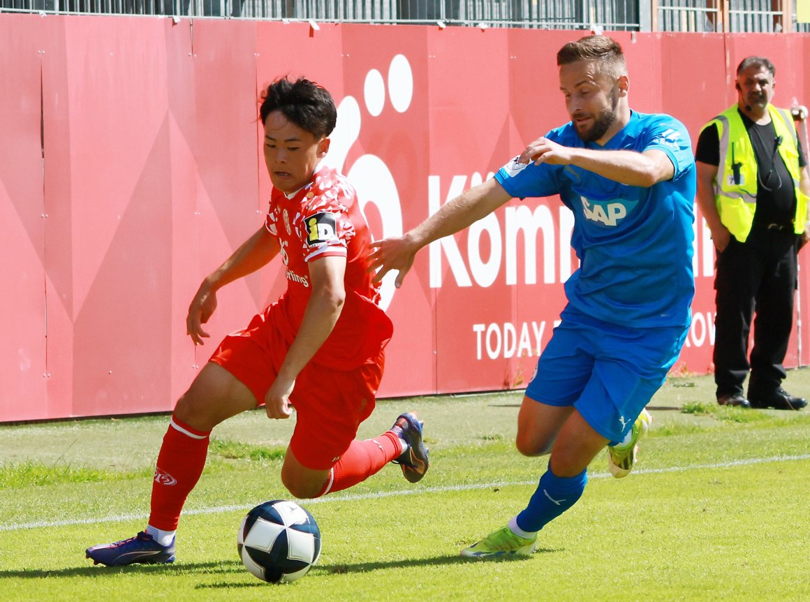 Torlos blieb der Saisonauftakt zwischen der U23 des FSV Mainz 05 (l. Taiyu Yamasaki) und dem FC-Astoria Walldorf. Dass am Samstag in Walldorf Tore fallen werden, legt die Entwicklung beider Mannschaften nahe.