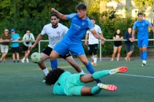 Luca Scherer (Mitte) nahm mit der TSG Bretzenheim aus dem Derby am Guckenberg gerne einen Punkt mit, auch wenn er hier den 1:1-Ausgleich durch Khaled Abou-Daya nicht verhindern kann.
