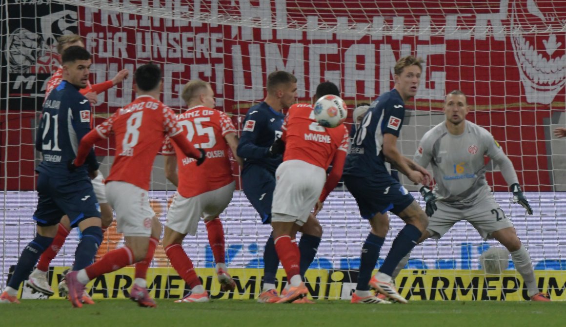 In der Mainzer Hintermannschaft ging vieles Durcheinander, Robin Zentner musste mehrmals retten.