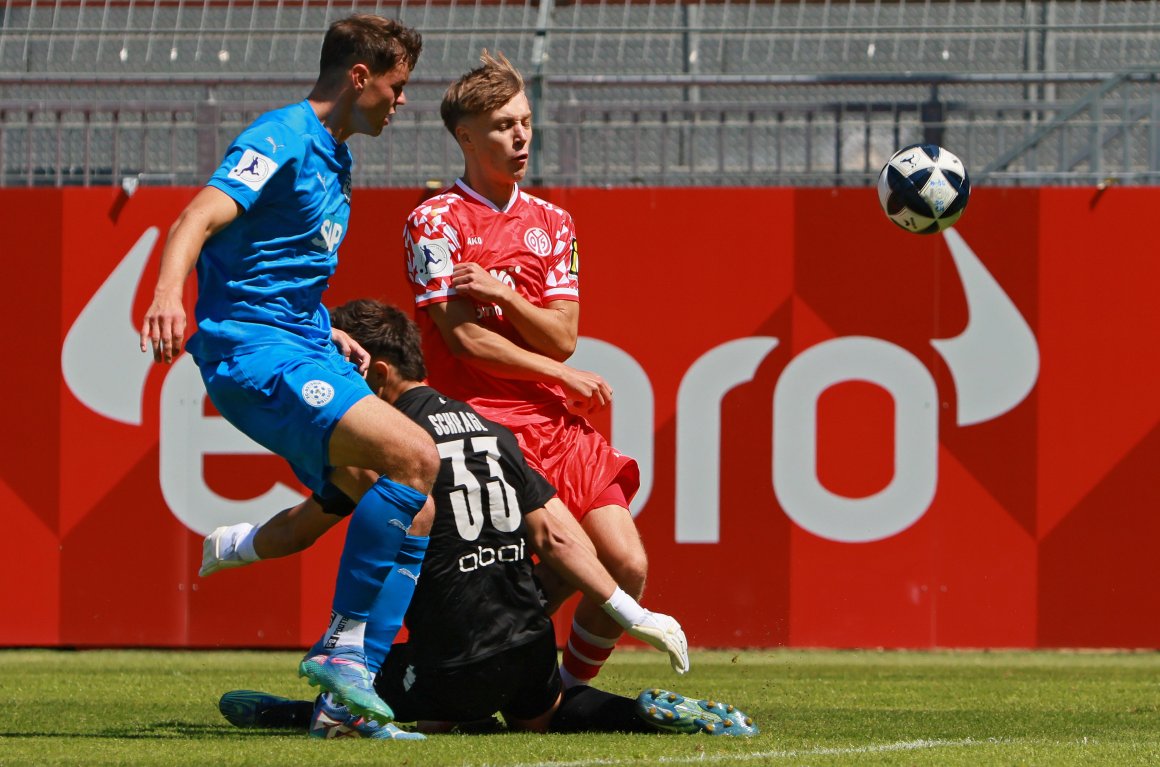 Allzu viele Torszenen, wie sie hier Tim Müller im Hinrundenspiel hat, gab es beim Rückrundenauftakt in Walldorf nicht, doch die beiden genutzten Gelegenheiten reichten für den Sieg beim Tabellenzweiten.