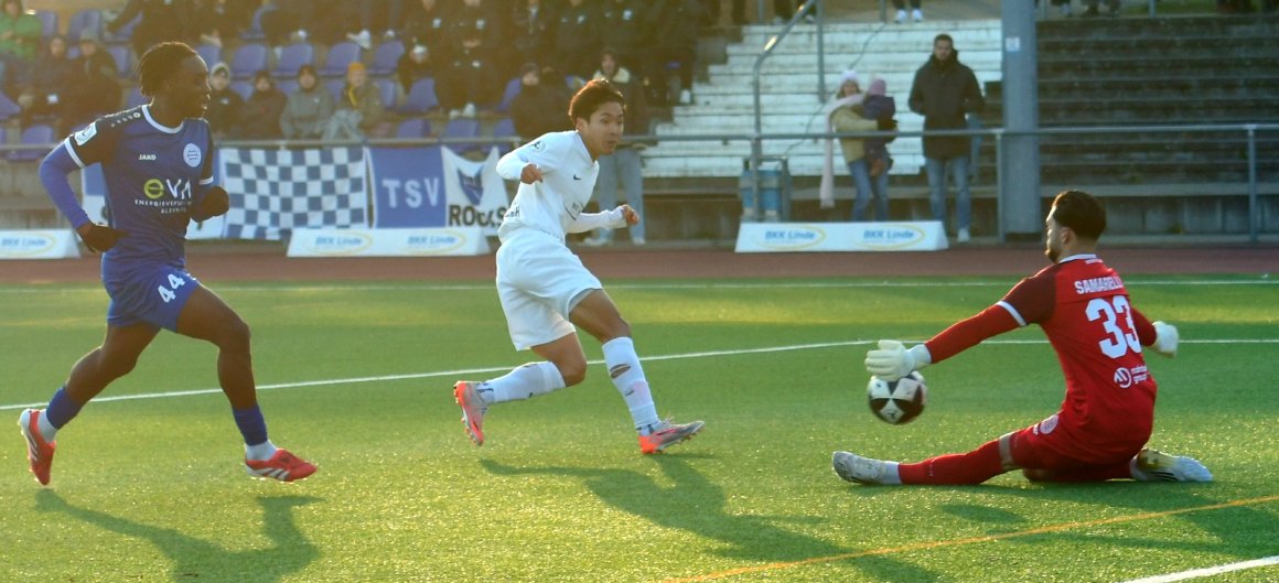 Eine der Szenen, in denen das 2:0 fällig war: Takero Itoi trifft Torwart Alessio Samarelli dort, wo es besonders wehtut...