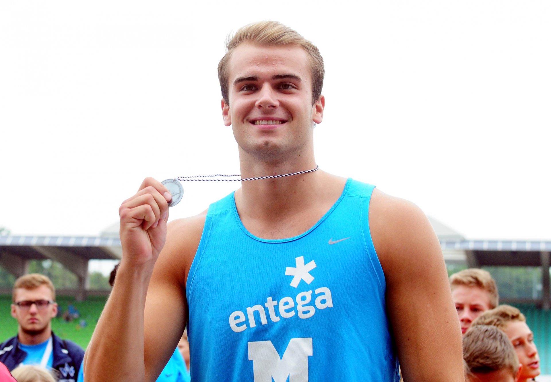 JULI - Nicht viele Speerwerfer kommen bei den Deutschen Leichtathletik-Meisterschaften im Ulmer Donaustadion mit den widrigen Windverhältnissen zurecht. Julian Weber schon: Der 19-Jährige vom USC Mainz, der erstmals an einer DM der Aktiven teilnimmt, gewinnt mit neuer persönlicher Bestleistung von 80,72 Metern die Silbermedaille. Besser ist nur Thomas Röhler (Jena), der mit 84,28 Metern seinen Titel erfolgreich verteidigt.