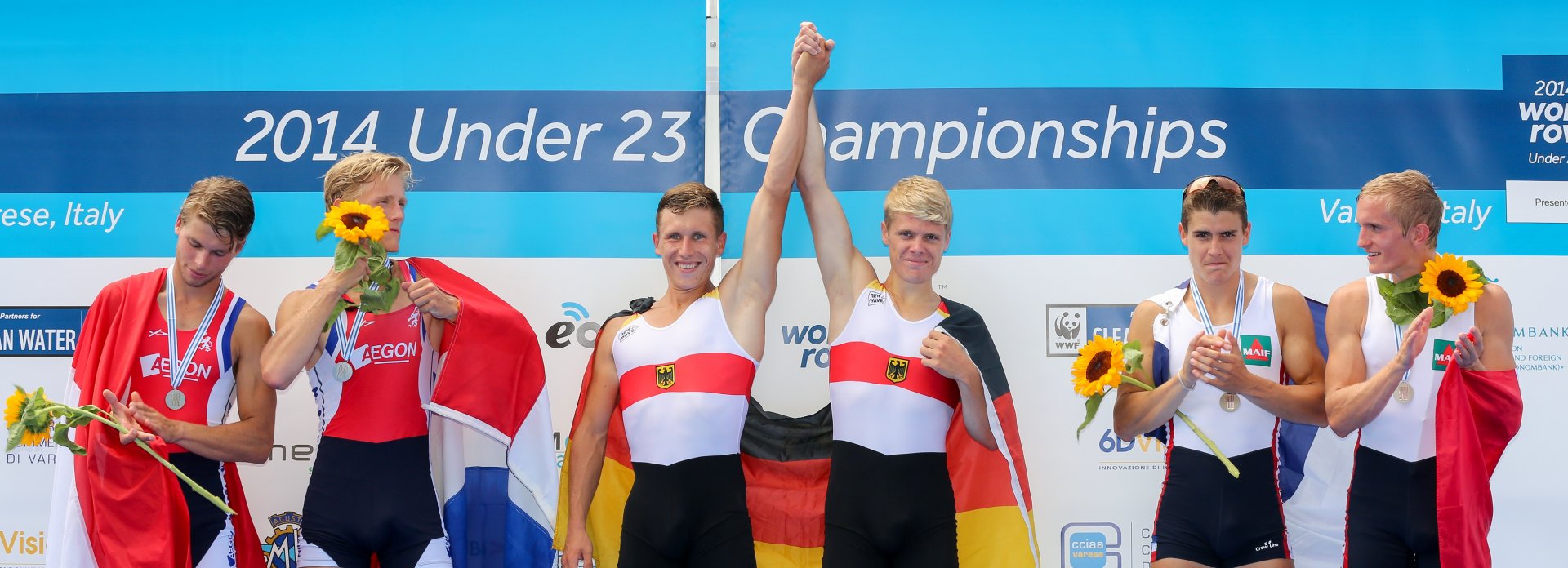 JULI - Der italienische Rennkommentator an der Strecke findet einen ganz eigenen Vergleich: „Sie machen Bratwurst aus dem Rest des Teilnehmerfeldes“, sagt er angesichts der Überlegenheit, mit der die Mainzer Ruderer Moritz Moos und Jason Osborne ihren Titel bei den U23-Weltmeisterschaften im leichten Doppelzweier verteidigen. Für das Aushängeschild des MRV ist der Saisonhöhepunkt damit noch nicht erreicht: Moos/Osborne vertreten die deutschen Farben auch bei der WM der Männer und belegen in Amsterdam den fünften Platz.