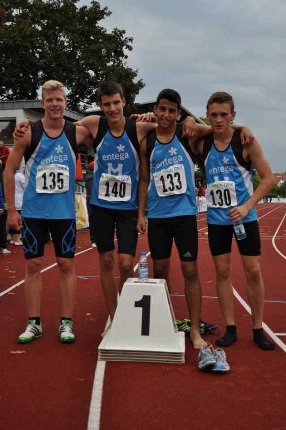 AUGUST - Zwei Titel und eine Bronzemedaille sind die sensationelle Ausbeute der Nachwuchs-Leichtathleten des USC Mainz bei den Deutschen Jugend-Mehrkampfmeisterschaften in Bernhausen: Sowohl die männliche U18 mit Lars Wagner, Niklas Kaul, Florian Post und Jeldrik Radke als auch die U16 mit Gabriel Koziolek, Manuel Wagner, Onur Karasu und Florian Heger dürfen sich bei den Siegerehrungen mit Gold dekorieren lassen; Manuel Wagner wird obendrein im Einzelwettbewerb Dritter. Den erfolgreichen Sommer der USC-Jugend komplettieren Tomas Janda bei den erstmals ausgetragenen Deutschen U16-Einzelmeisterschaften als Vizemeister im Hochsprung und Onur Karasu als Bronzemedaillengewinner über 80 Meter Hürden.