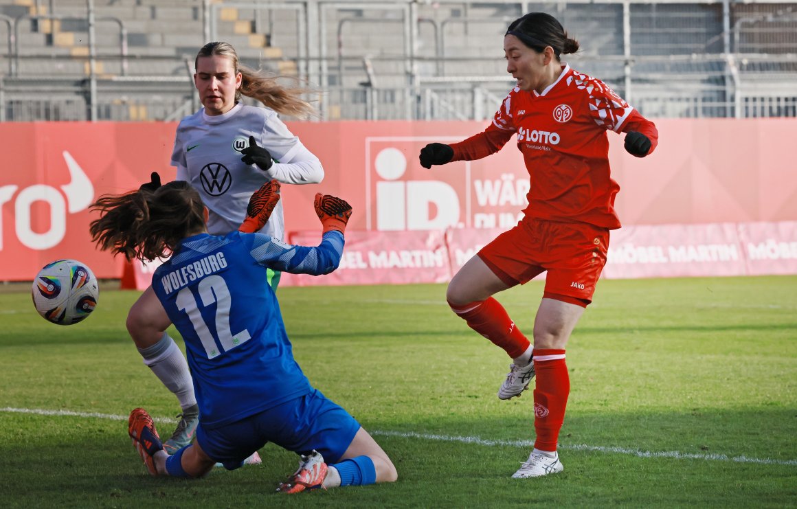 Früh begannen die 05-Frauen mit ihrem Torreigen, Akari Kurishima schießt hier nach gerade zwei Minuten zum 1:0 ein.