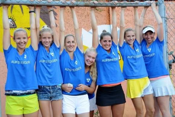 SEPTEMBER - Im fünften Anlauf haben sie es geschafft: Den Tennisspielerinnen des TSC Mainz ist erstmals der Aufstieg in die Regionalliga geglückt. Nach dem Gewinn der Oberliga-Meisterschaft setzen sich die Frauen von Trainer Babak Momeni im Aufstiegsspiel gegen den Hessenmeister Hochheimer STV mit 5:0 durch.