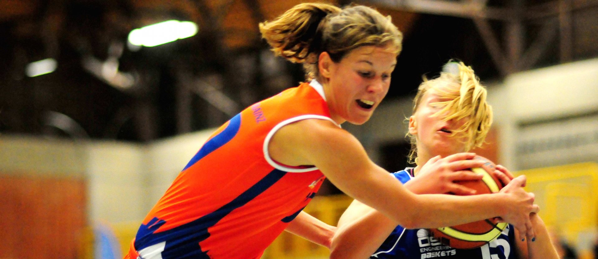 SEPTEMBER - Der Saisoneinstieg ist geglückt, doch nach dem 75:71-Auftaktsieg bei Jahn München folgen für den weitgehend neu formierten Kader des Basketball-Zweitligisten ASC Mainz achterbahnartige Wochen. Erst gegen Ende des Jahres werden die Frauen von Trainer Alexander Schoch trotz Verletzungsproblemen zu einer Stabilität finden, die ihnen die Perspektive auf das Erreichen der Play-offs bewahrt. Eine Premiere der besonderen Art hält der erste Spieltag bereit: Erstmals steht die nach ihrem Kreuzbandriss aufs Feld zurückgekehrte Gabi Jandová (40) mit ihrer Schwester Karolina (23) in einer Mannschaft.