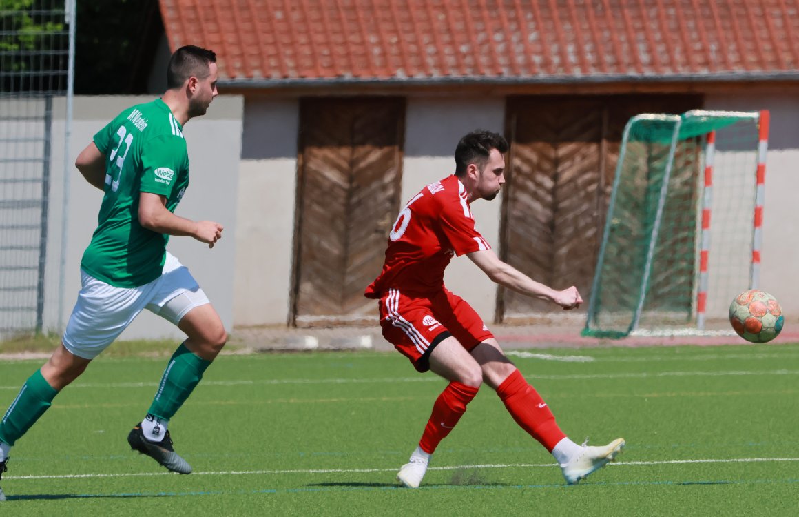 Noch einmal drei Punkte wünscht sich der Nieder-Olmer Innenverteidiger Colin Dobrautz (r.) zum Jahresabschluss.