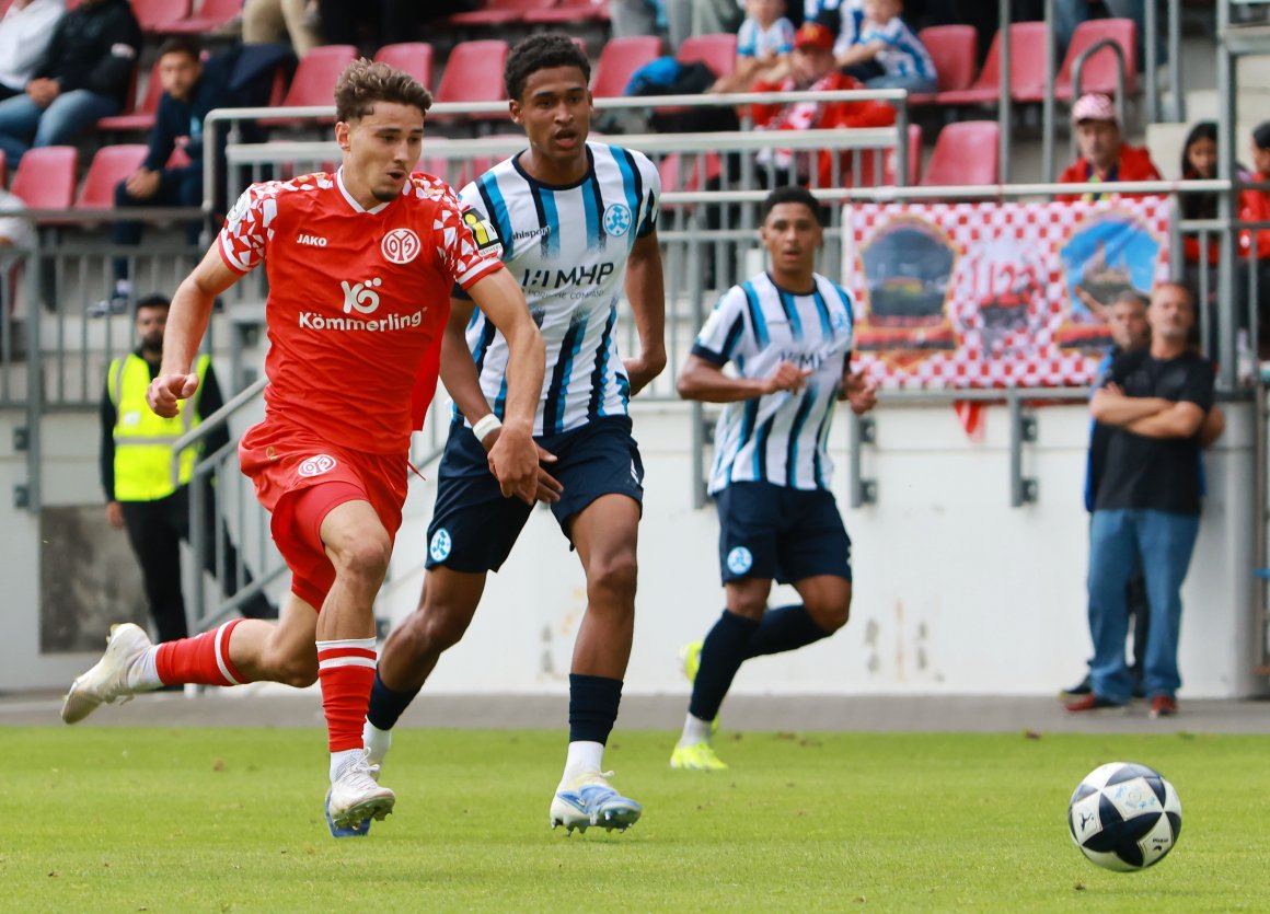 Lovis Bierschenk, hier gegen die Stuttgarter Kickers in seinem letzten Einsatz für die U23 vor der Verletzung, ist wieder voll im Training und könnte gegen Hessen Kassel sein Comeback geben.