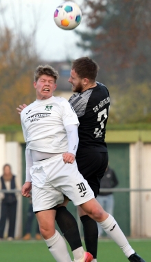 Luis Kersthold (hier gegen den Hüffelsheimer Tim Müller) soll Kopfballduelle im Mittelfeld vermeiden und stattdessen finishen.