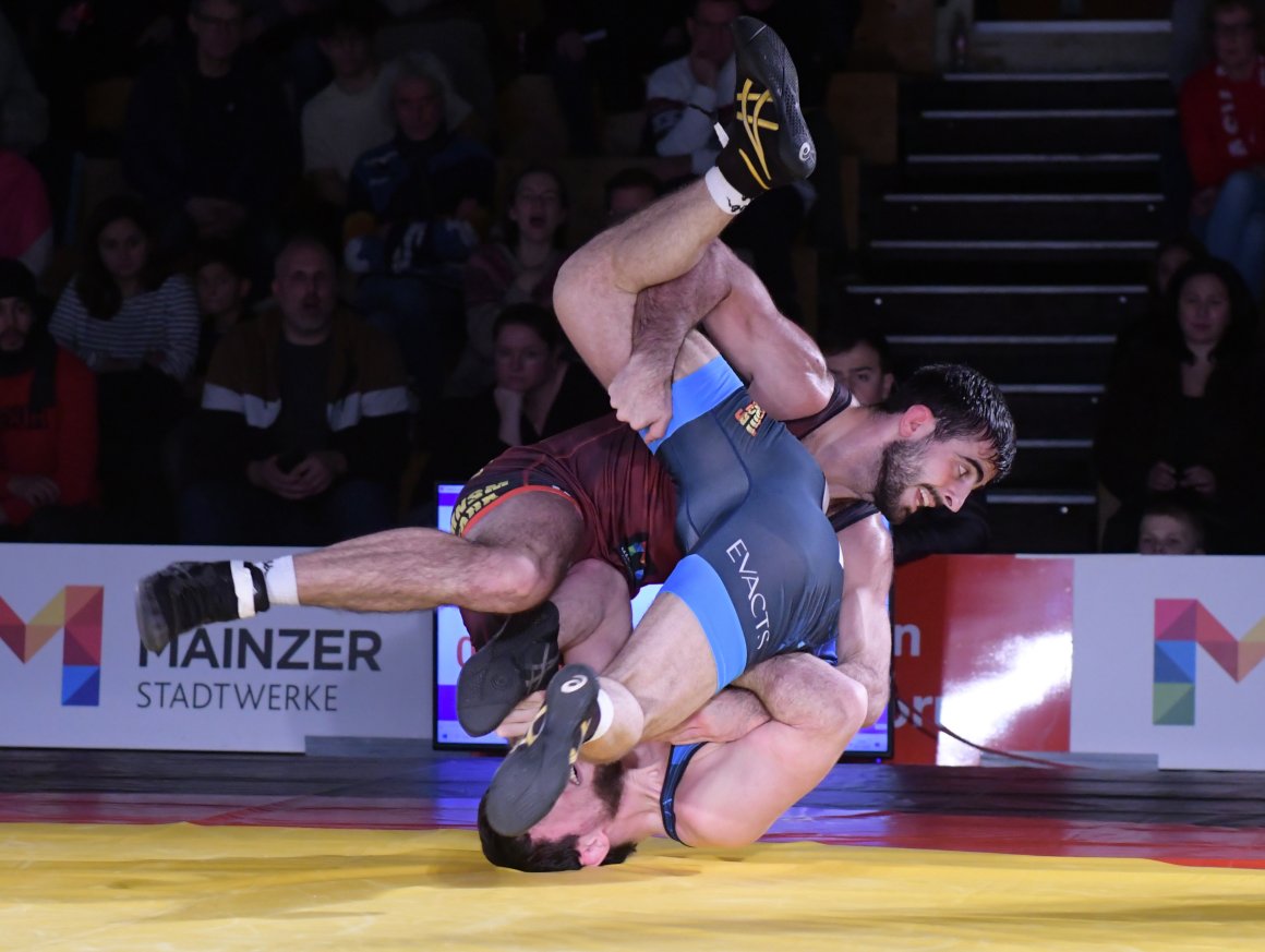 Alen Tamrazov schien drauf und dran, gegen Gadzhimurad Magomedsaidov eine Sensation zu schaffen...