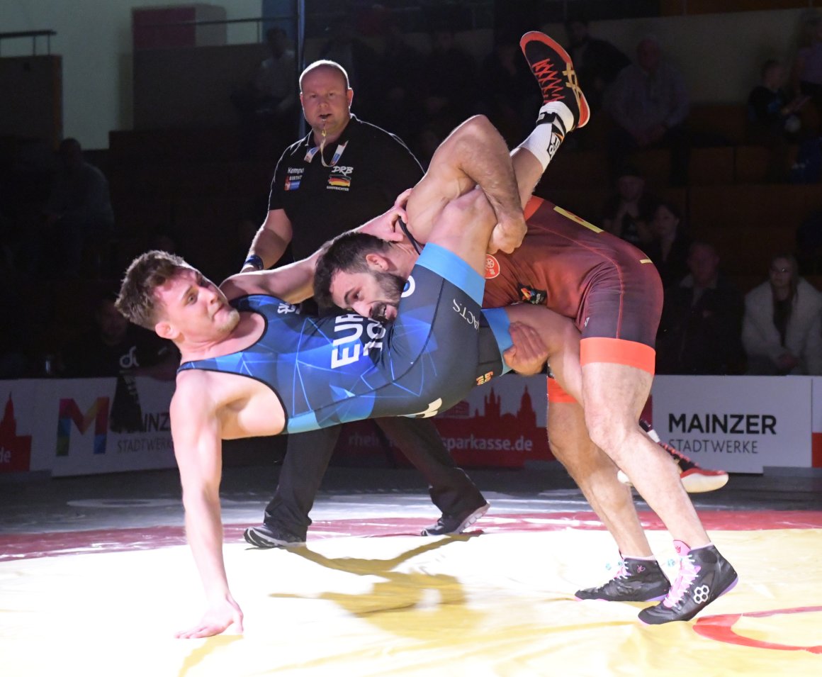 Mit einem Doppelbeinangriff eröffnete Pouria Taherhkani die Jagd auf den vorzeitigen Sieg gegen Jeremy Weinhold.