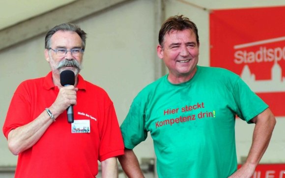 OKTOBER - Manfred Leinberger (l., mit Bürgermeister Günter Beck) kündigt nach mehr als 19 Jahren als Vorsitzender des Stadtsportverbandes seinen Rücktritt an. Er habe den Eindruck gewonnen, den Verband nicht mehr repräsentieren zu können.