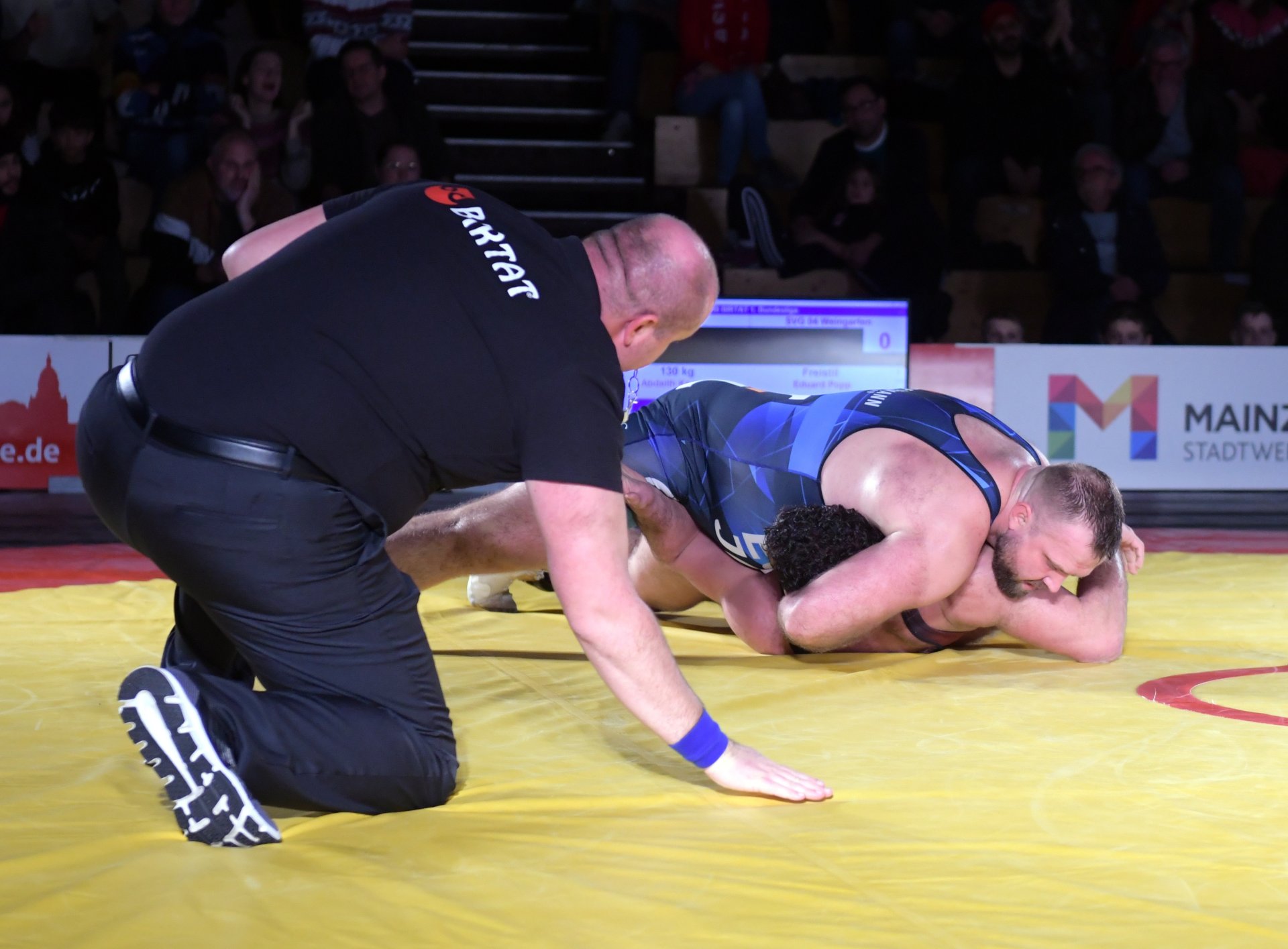 ...das vorzeitige  Ende aber nahte am Boden: Als Popp auf dem Mainzer lag...