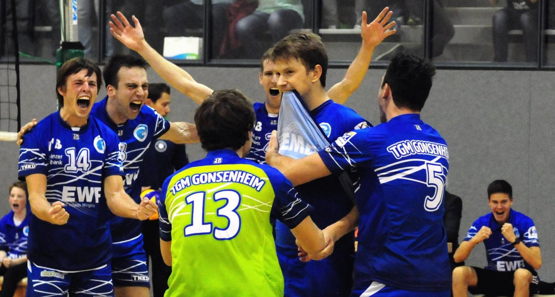 NOVEMBER - In der vorigen Saison sind sie dem Abstieg aus der Zweiten Liga förmlich entgegengetaumelt, jetzt gehören die Volleyballer der TGM Gonsenheim in der Dritten Liga zu den beiden dominierenden Mannschaften. Ihren Höhepunkt erleben sie allerdings im Achtelfinale um den DVV-Pokal: Vor 400 begeisterten Fans in der Weserhalle nehmen die Mannen von Trainer Michael Hefter dem Erstligisten SVG Lüneburg nach großem Kampf einen Satz ab und unterliegen nur mit 1:3 (19:25, 28:26, 15:25, 11:25).