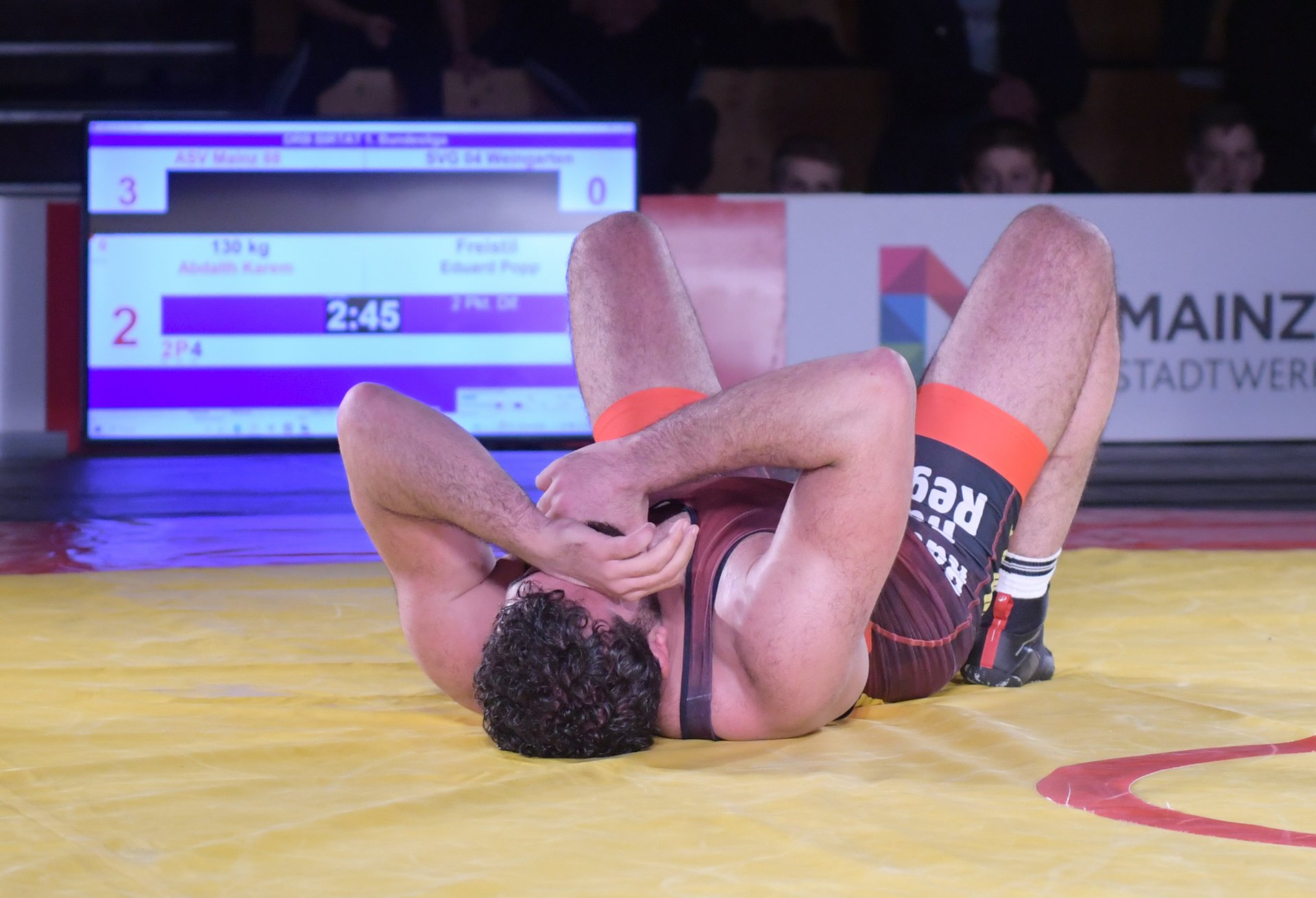 ... und ihn mit seiner Masse auf die Schultern drückte.