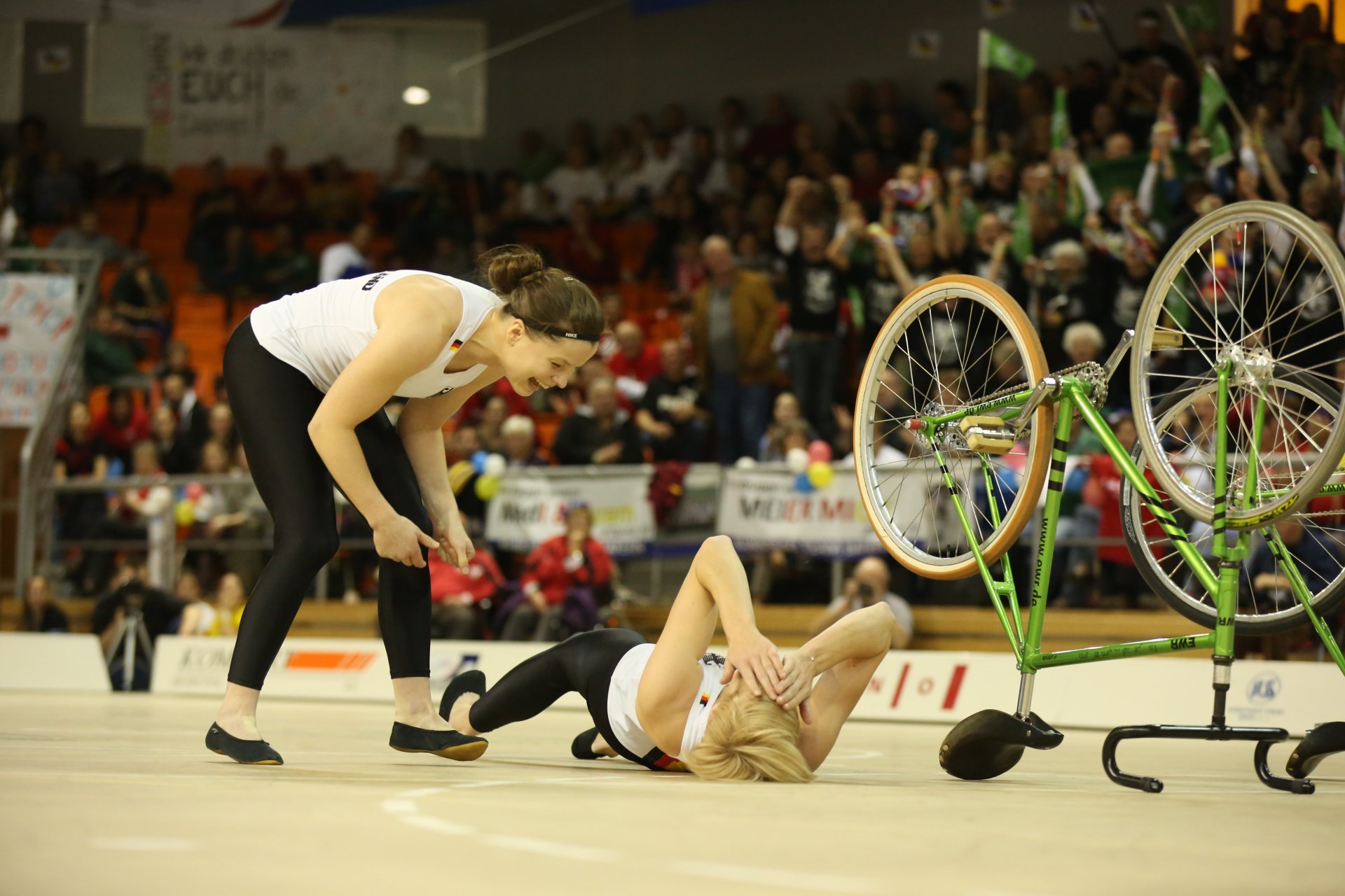 NOVEMBER - Zum sechsten Mal werden Katrin Schultheis und Sandra Sprinkmeier Weltmeisterinnen im Zweier-Kunstradfahren der Frauen. Bei den Titelkämpfen in Brünn steigern sich die Athletinnen des RV Ebersheim nach schwachem Vorkampf im Finale zu einer nahezu perfekten Leistung und überbieten das ebenfalls hohe Ergebnis ihrer schwäbischen Dauerrivalinnen Soika/Wurster noch. Was zu diesem Zeitpunkt niemand ahnt, nicht einmal die Sportlerinnen und ihr Trainer Marcus Klein selbst: Für Schultheis/Sprinkmeier wird dies der letzte Wettkampf gewesen sein; im Dezember geben sie das Ende ihrer Karriere bekannt.