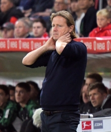 Bo Henriksen sah seine Mannschaft in Freiburg hoffnunglos überfordert.