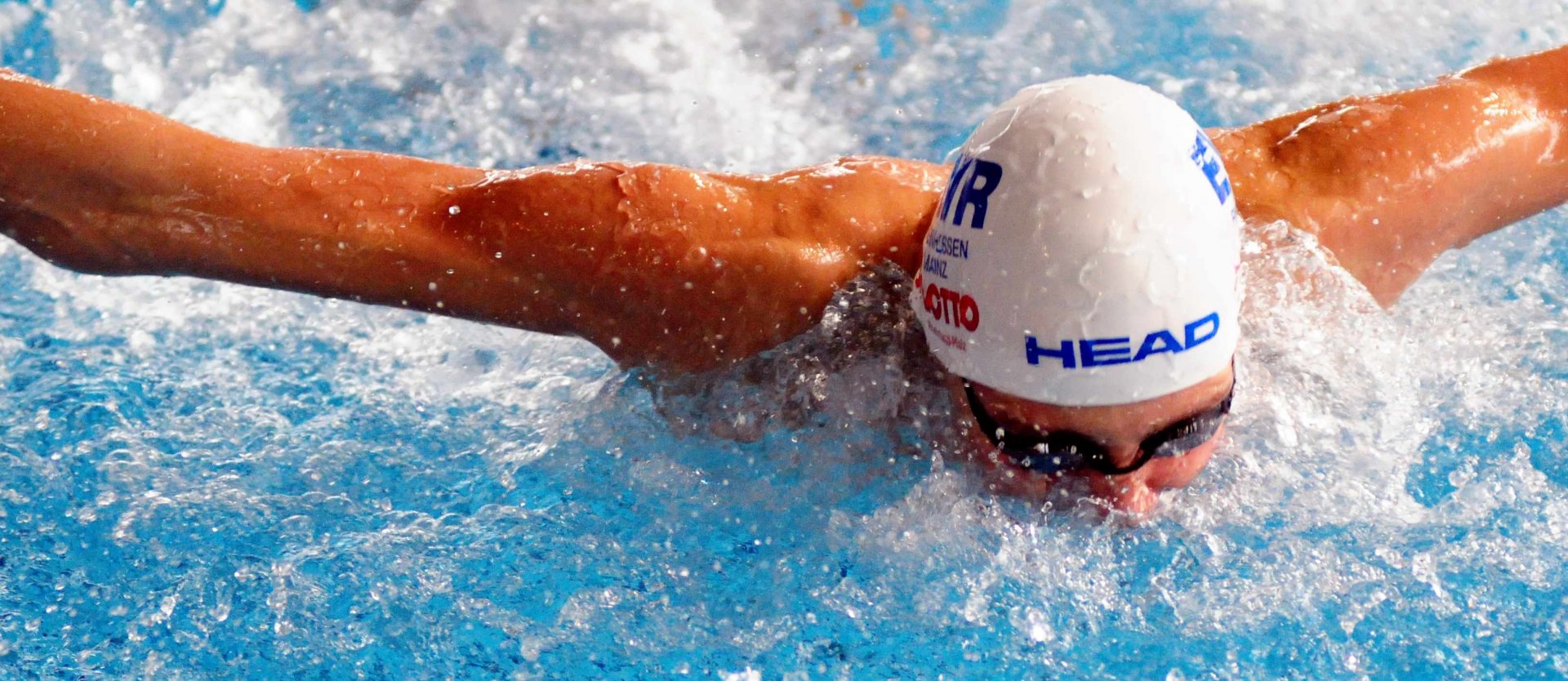 NOVEMBER - Nicht ganz nach Wunsch ist das Jahr für die Schwimmer der SG EWR Rheinhessen-Mainz verlaufen, auch wenn Trainer Lothar Schubert bei den Deutschen Kurzbahn-Meisterschaften mit den Bronzemedaillen für Michel Ziemann (400 Meter Lagen) und Kevin Wedel (200 Meter Lagen) zufrieden sein darf. Starke Leistungen zeigt der Nachwuchs: Die A-Jugendlichen Johannes Conrad, Christian Keber (im Bild), Jonas Lunkenheimer, Konstantin Schwenk und Niklas Wiesner belegen beim DMSJ-Finale den vierten Rang. Herausragender Athlet bei den Deutschen Jahrgangsmeisterschaften im Sommer war Tim Gieshold (1996) mit dreimal Gold, einmal Silber und einmal Bronze.
