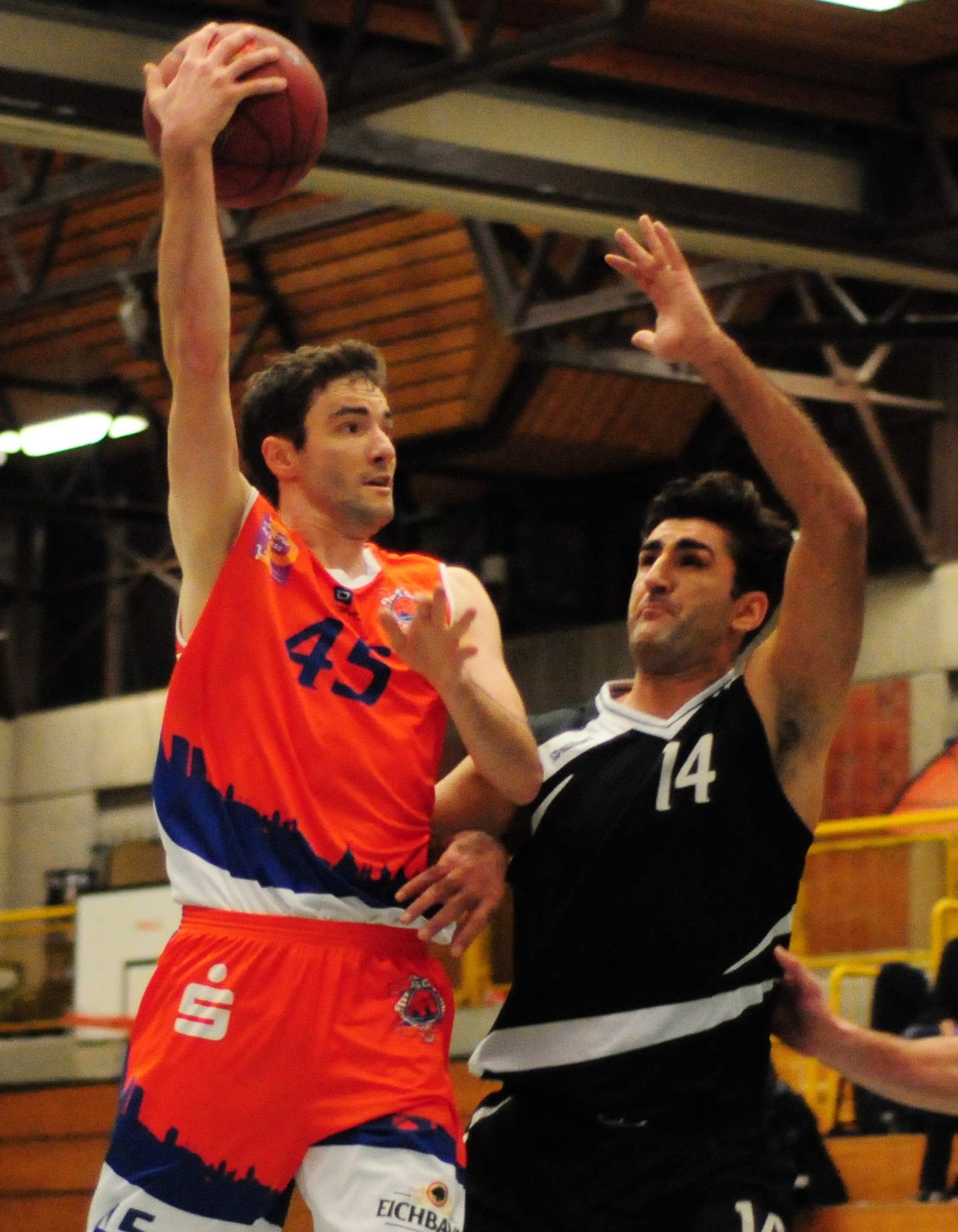 DEZEMBER - Der Verlust von Leistungsträgern wie Christian Zander, Nico Brauner und Johannes Schulz sowie eine unbefriedigende Saisonvorbereitung machen den Basketballern des ASC Mainz in der 1. Regionalliga gewaltig zu schaffen. Die Mannschaft von Trainer Alexander Heidbrink hält zwar auch gegen starke Kontrahenten meist bis in die Schlussphase gut mit – doch erst am letzten Spieltag vor Weihnachten gelingt ihr der zweite Saisonsieg. Nach dem unerwartet hohen 121:95 bei der SG Heidelberg/Kirchheim bleiben die Mainzer zwar Tabellenletzter, die Hoffnung auf den Klassenverbleib ist allerdings deutlich gewachsen.