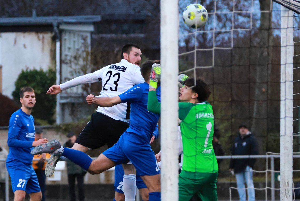 Ein klassischer Faßnacht-Treffer: Der Stürmer verkürzt nach einer Ecke per Kopf zum 1:2.