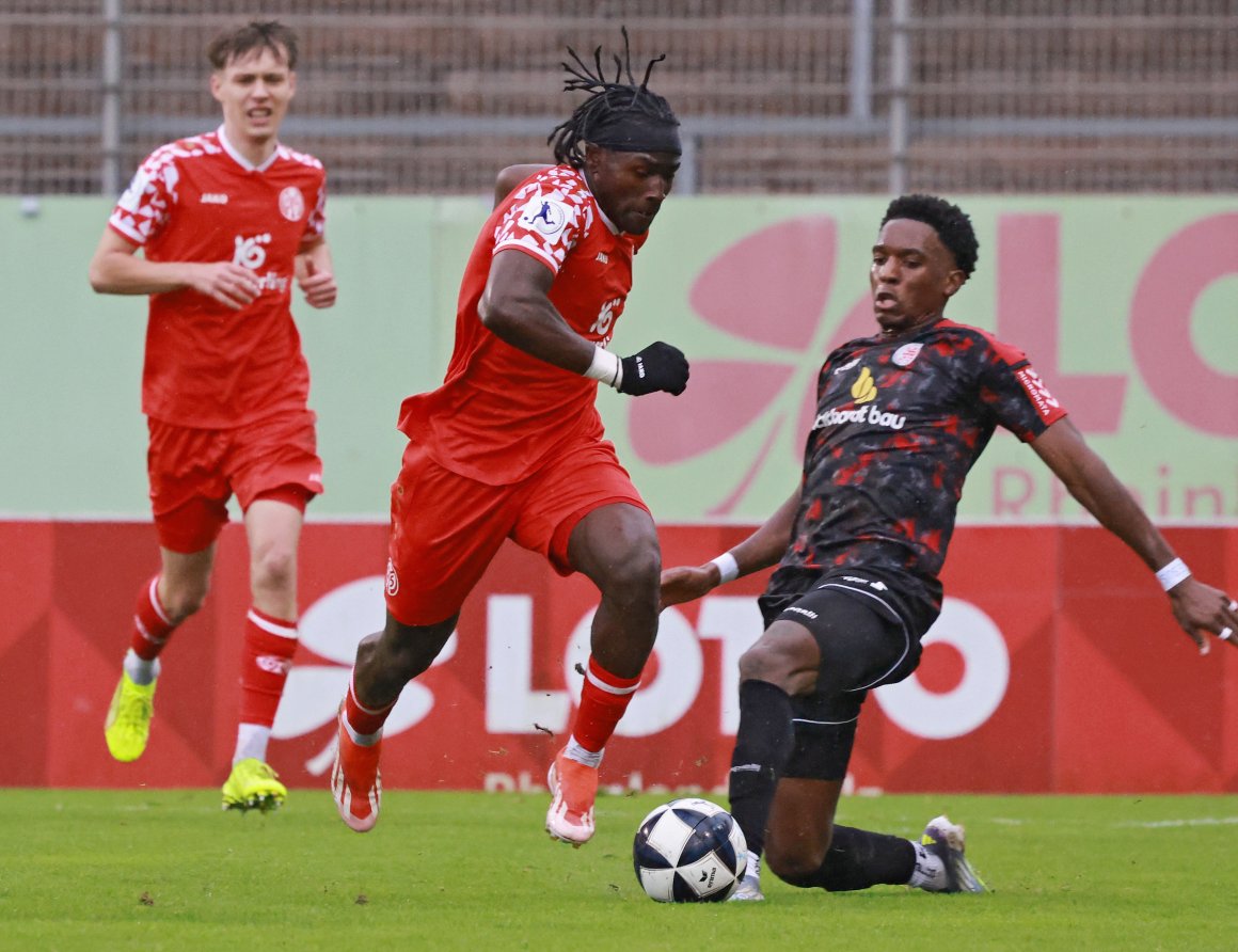 Torschützen und Bruchwegerfahrene unter sich: André Gitau (Mitte) erzielte das Führungstor gegen Hessen Kassel, in dessen Reihen Phinees Bonianga (r.) mitwirkte, der die U17-Jahre im NLZ der 05er verbracht hatte.
