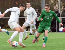 Felix Schwab (r.) arbeitete nicht nur intensiv gegen den Ball, sondern hätte in der Nachspielzeit um ein Haar das 1:0 erzielt.