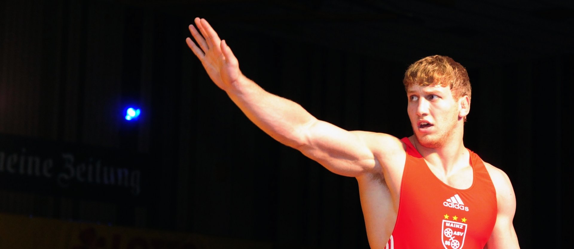 DEZEMBER - Obwohl die Zwischenrundenbegegnung schon nach dem Hinkampf so gut wie entschieden ist, lockt das traditionsreiche, aber schon lange nicht mehr erlebte Rheinland-Pfalz-Derby der Ringer des ASV Mainz 88 gegen den VfK Schifferstadt 1000 Besucher in die Mombacher Sporthalle „Am Großen Sand“. Die Mainzer, die sich vor der Saison unter anderem mit dem armenischen Weltmeister Artur Aleksanyan und dem türkischen Koloss Ismael Güzel verstärkt haben, gewinnen auch den Rückkampf – wenn auch deutlich knapper mit 14:13 – und stehen damit im Viertelfinale um die Deutsche Meisterschaft.