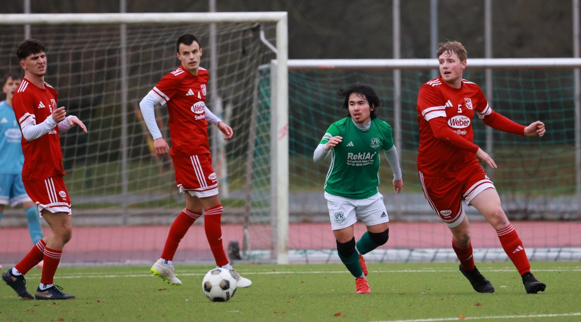 Auf überschaubarem Niveau bewegte sich die Partie zwischen dem FSV Nieder-Olm und dem VfR Nierstein. Gentrit Hoti (l.) brachte die Gastgeber in Führung.