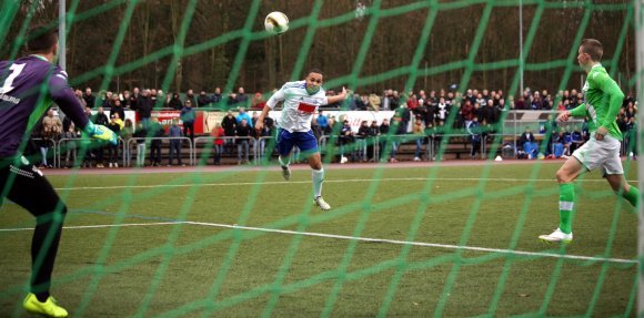 DEZEMBER - Es ist das größte Spiel in der Vereinsgeschichte – und es beschert dem SV Gonsenheim einen Zuschauerrekord: 1000 Besucher kommen an den Wildpark, um das Viertelfinale im U19-DFB-Pokal zwischen dem SV Gonsenheim und dem VfL Wolfsburg zu sehen. Ihre Teilnahme an diesem Wettbewerb haben sich die Mainzer durch den überraschenden Triumph im Verbandspokal (mit Siegen über die 05er und im Finale über den FCK) gesichert, in die Runde der besten Acht sind sie durch einen 2:1-Sieg beim Halleschen FC eingezogen. Gegen den Tabellenführer der Bundesliga Nord/Nordost liegt eine Sensation in der Gonsenheimer Luft, am Ende aber müssen sich die A-Junioren von Trainer Babak Keyhanfar trotz herausragender Leistung mit 0:2 geschlagen geben.