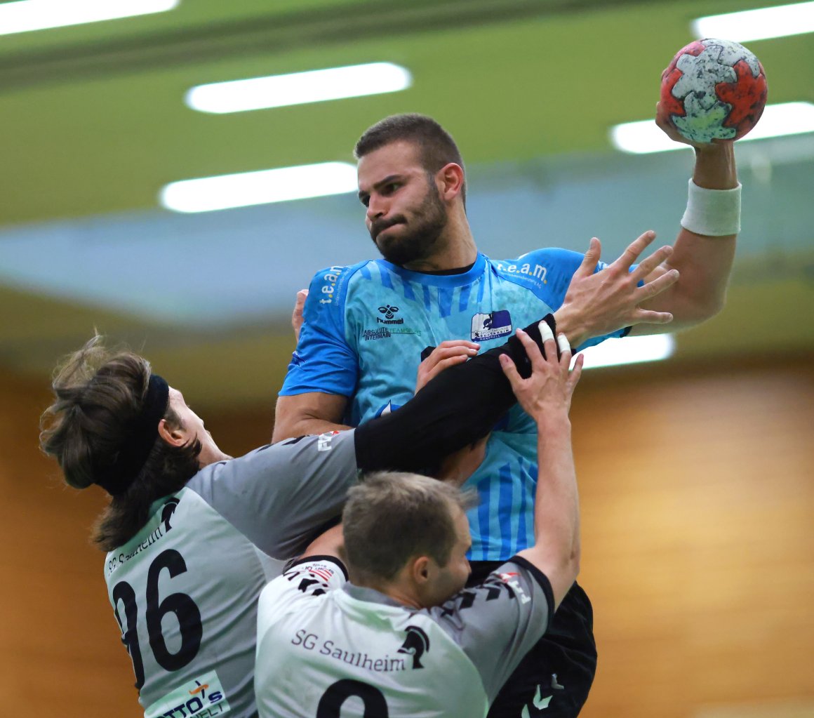 Patrick Heß ist mit 52 Feldtoren und 15 verwandelten Siebenmeter bisher der stärkste Schütze der Sportfreunde Budenheim in der Regionalliga. Ein paar Kostproben seiner Wurfkunst darf er auch beim Spiel zur Weihnachtsfeier abgeben.