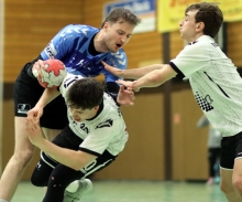 Sören Dübel stürzt sich auf Ben Kölsch und wird den Ball an den TuS-Spielmacher verbusseln. Der unglückliche Auftakt des Absetzversuchs nach einer Umbesetzung des Teams Mitte der zweiten Halbzeit.