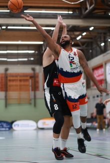 Auch ein nur leicht geschwollenes Knie bei Elijah Allen ist den Coaches zu riskant.