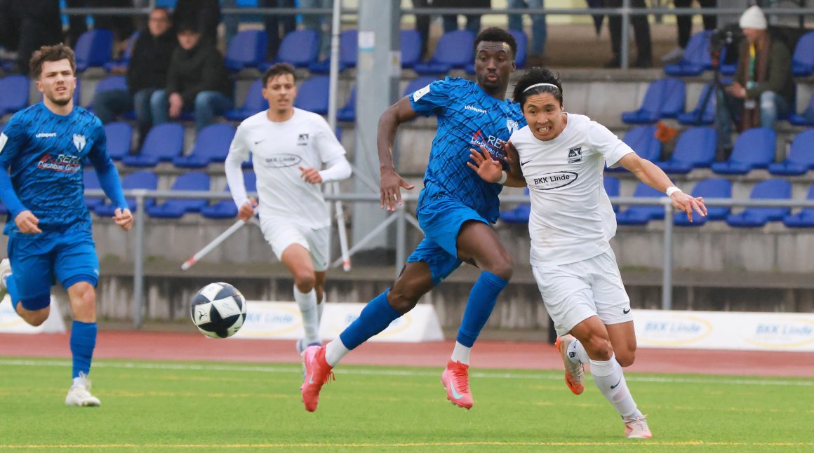 Mit Abou Ballo lieferte sich Takero Itoi einige Zweikämpfe...