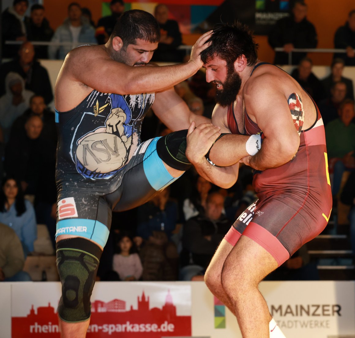 Im Kampf der Schwergewichtler setzte sich Georgi Meshvildishvili (r.) gegen Mohsen Siyar durch...