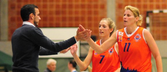 Nur gemeinsam sind sie stark: Routinier Gabriela Jandová (rechts) und Kapitänin Lilian Koch (Mitte) zählen zu den Führungsspielerinnen im Team des ASC Mainz - jede auf ihre Weise.