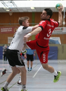 Noch mal kräftig in die Wangen pusten und rein damit: Felix Bieker erzielt eines seiner beiden Tore gegen den HV Vallendar.