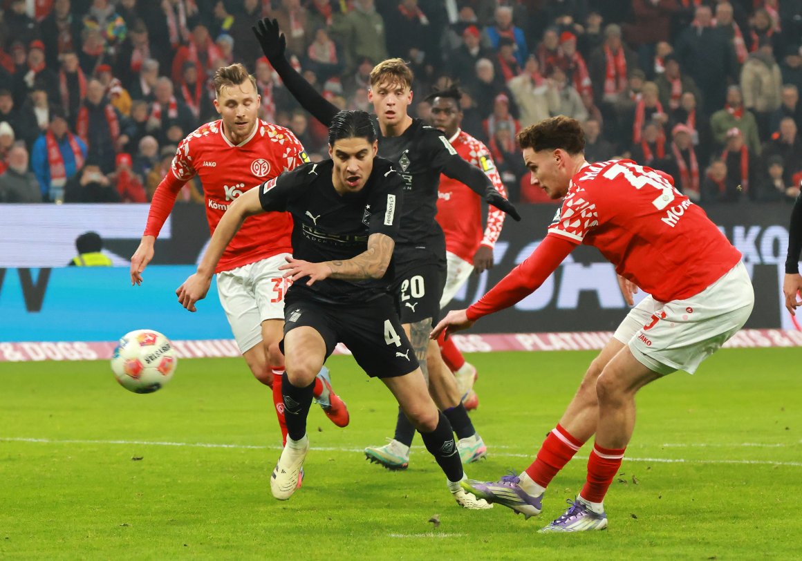 Gegen Gladbach debütierte Fabio Moreno Fell (r.) in der Bundesliga und überzeugte sowohl taktisch als auch technisch und läuferisch.